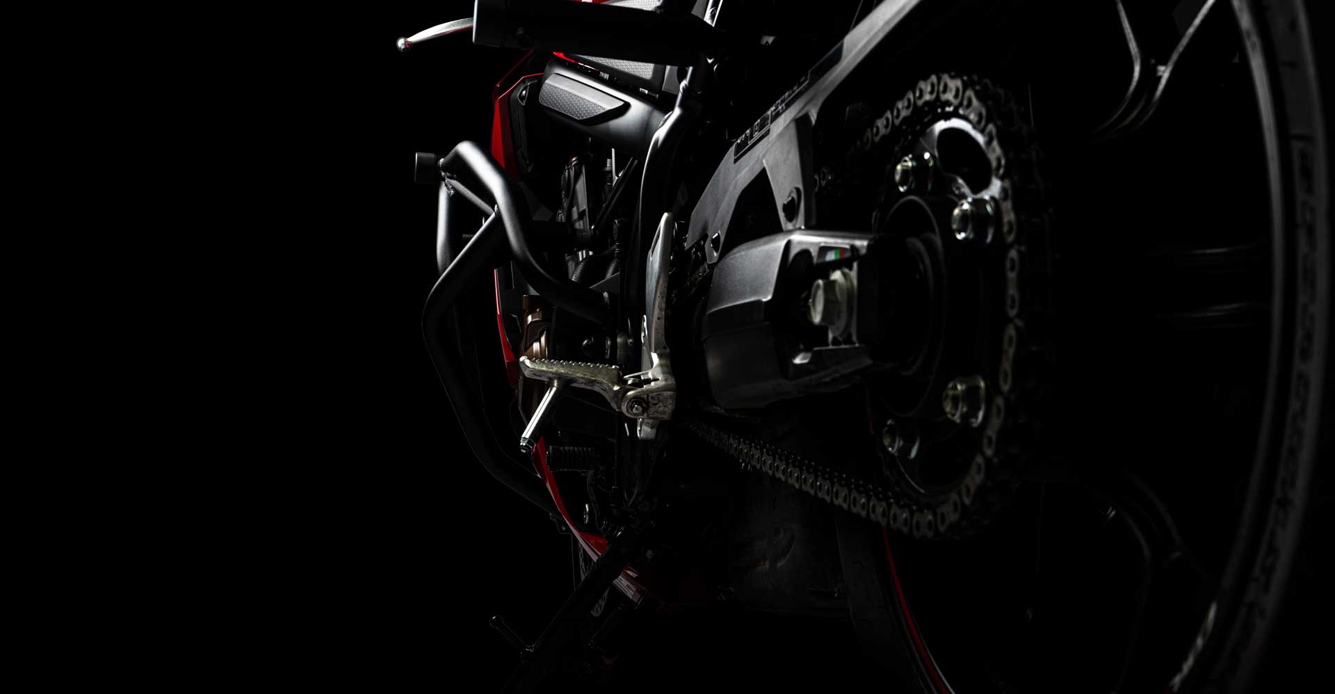Black Friday moto noir de profil avec une vue sur roue arrière